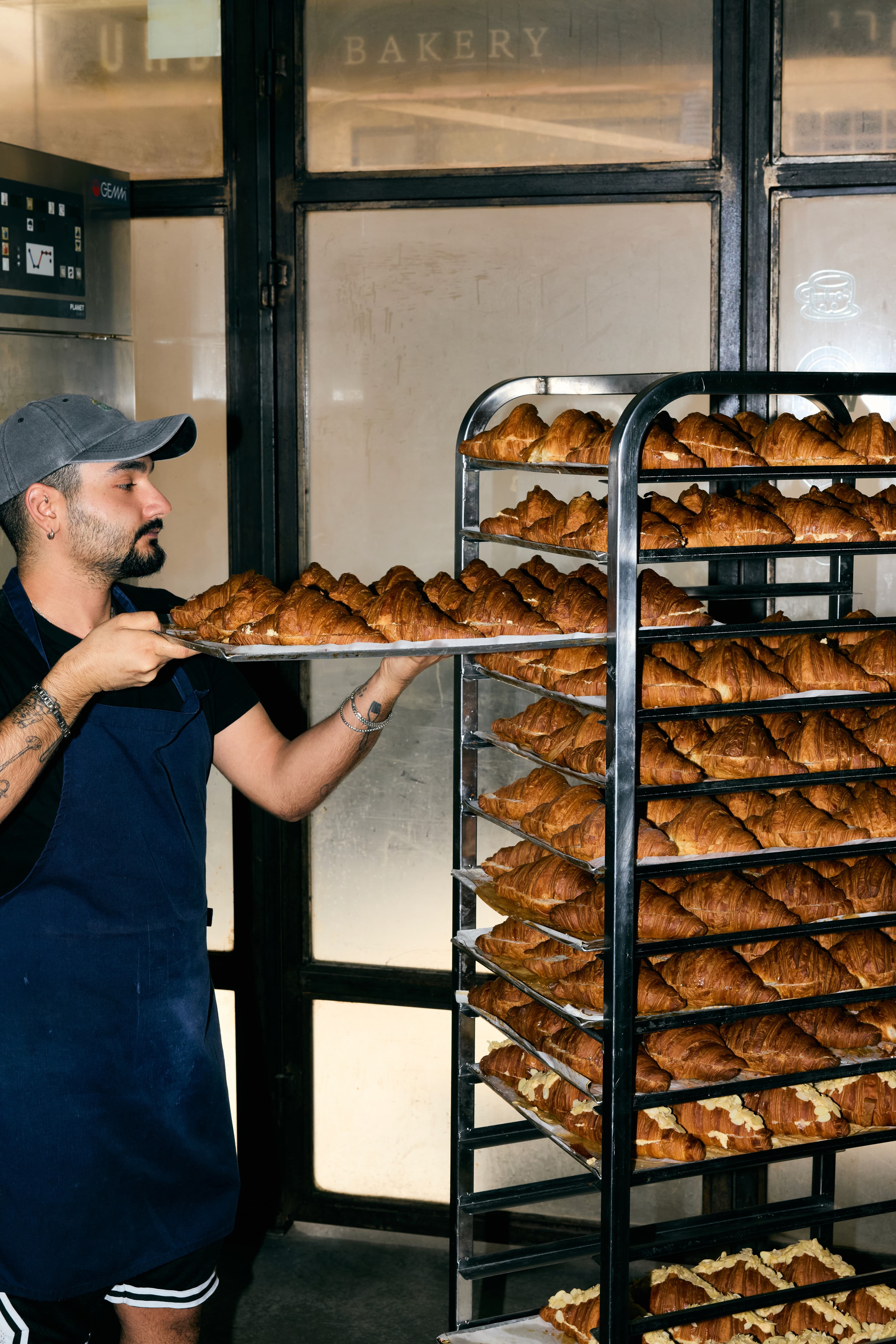 קרואסונים טריים בדרך ללקוחות עסקיים
